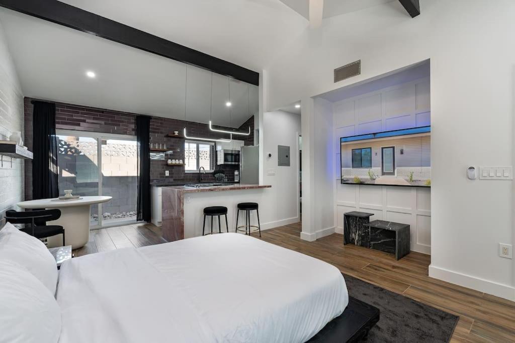Ash And Ko Aparthotel Финикс Екстериор снимка