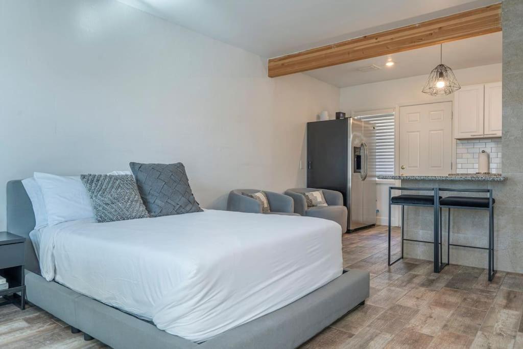 Ash And Ko Aparthotel Финикс Екстериор снимка